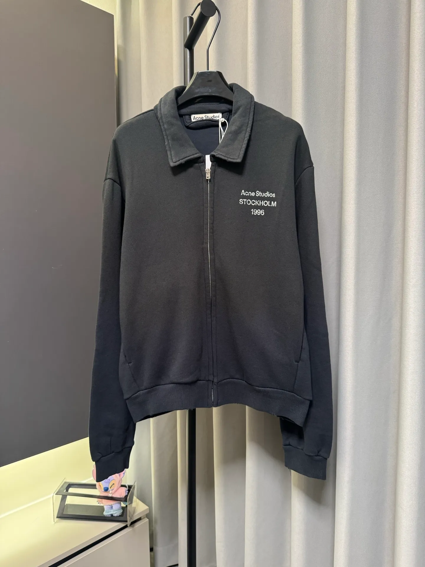 [Premium Replica] Acne 26FW Lapel Full-Zip Retro Washed Jacket (Black) Selected high-gram heavyweight ring-spun pure cotton large terry fabric, composed of 89 cotton and 11 linen. Consistent with the original version. After multiple enzyme stone grinding pre-washing and shaping, the cloth surface has a slightly distressed and brushed texture. It feels soft and waxy but not stiff, and it is not easy to pill or deform after long-term wear. Size：s/m/l/xl